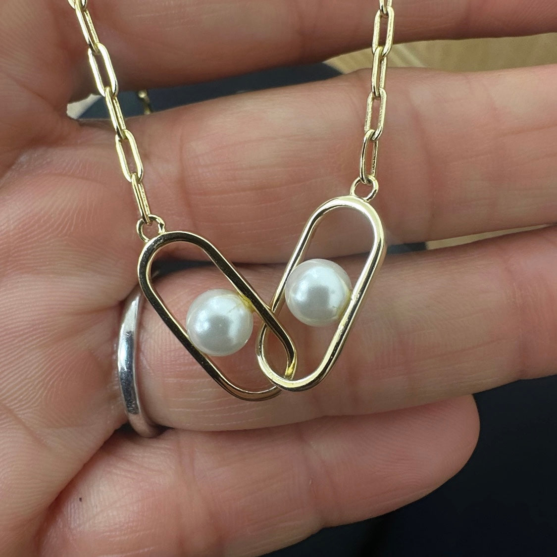 interlock pearl necklace